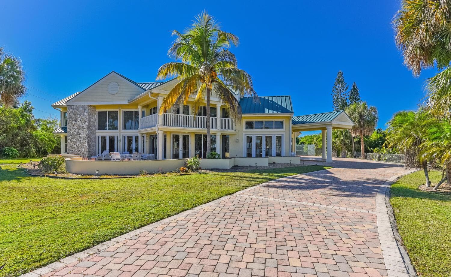 3343 S Indian River Drive photo 1