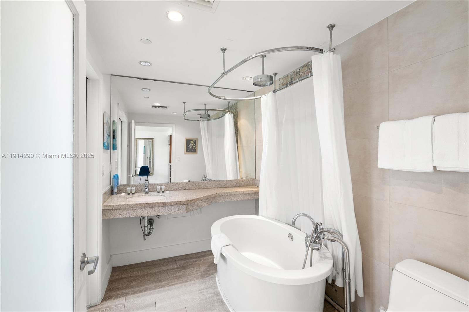 1060 Ocean Dr D307 photo 9