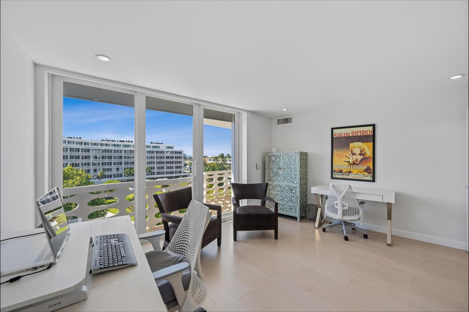 100 Sunrise Avenue 520/521 photo 23