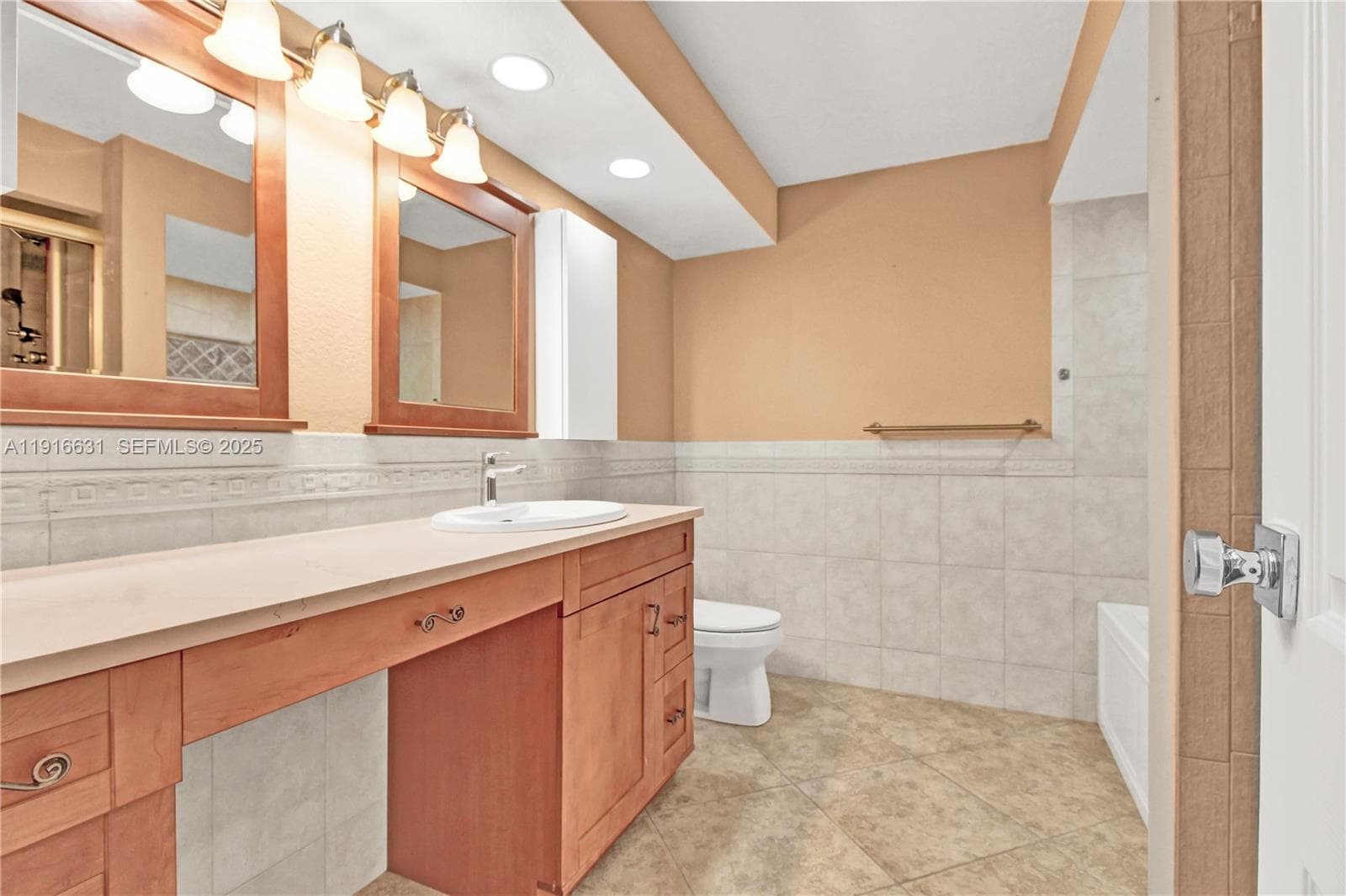 800 Parkview Dr 821 photo 24