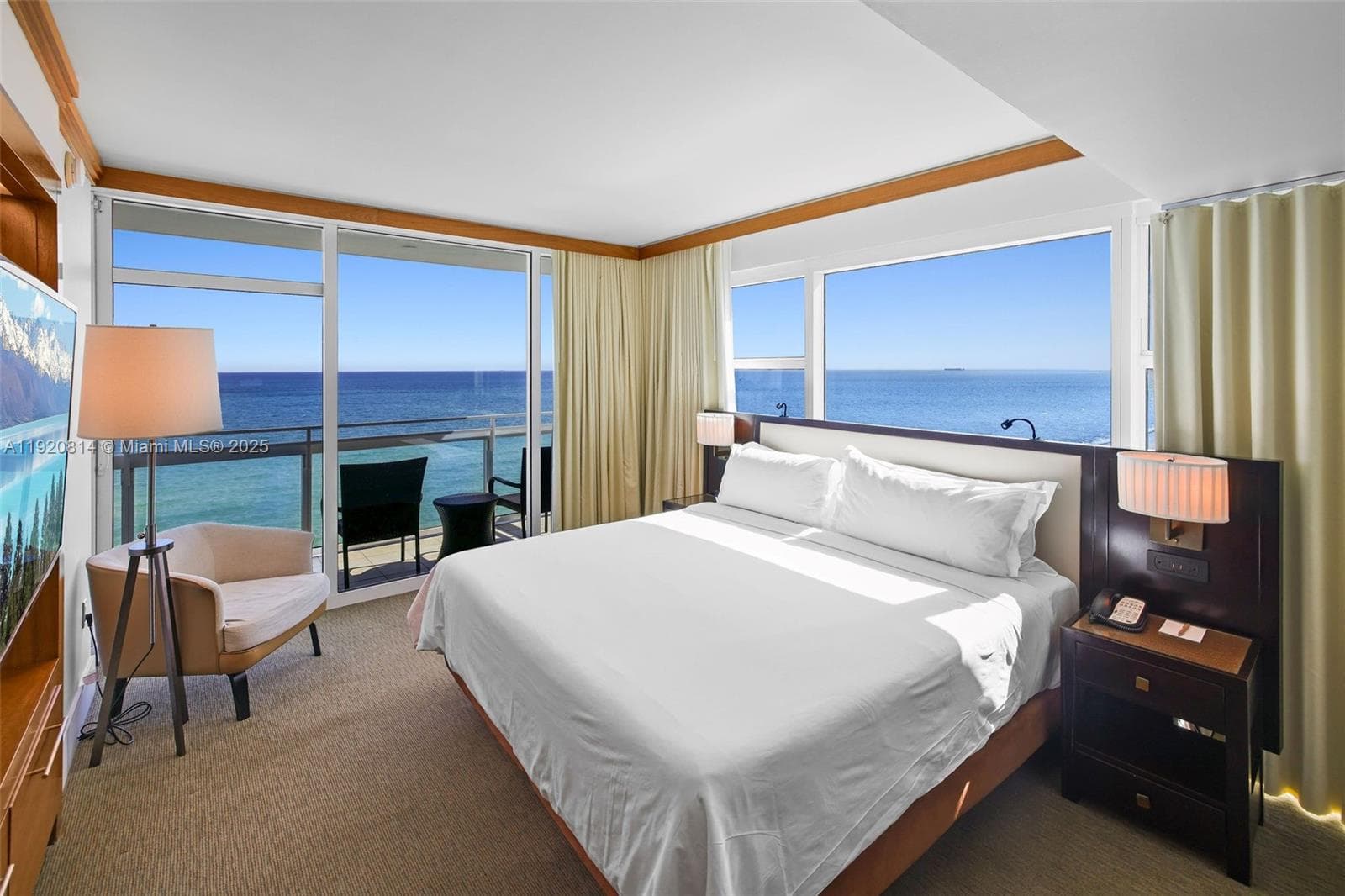 6801 Collins Ave 822(Door#) 805 (Legal#) photo 1