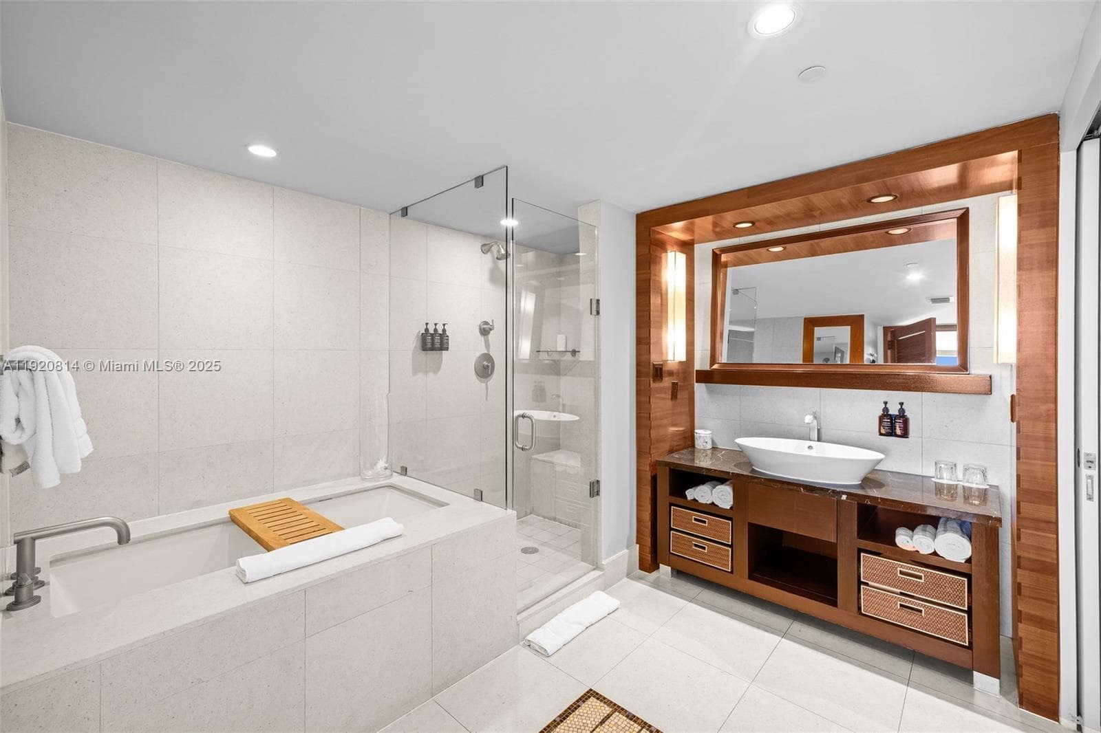 6801 Collins Ave 822(Door#) 805 (Legal#) photo 9