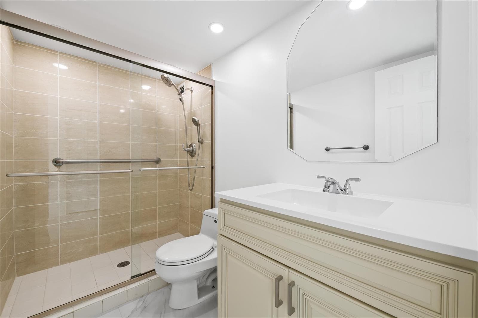 800 Parkview Drive 718 photo 19