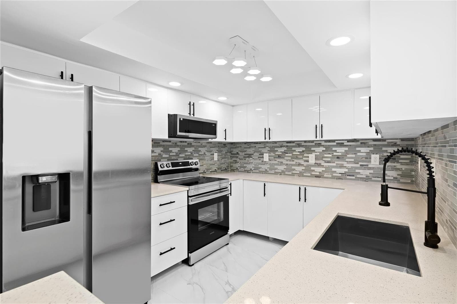 800 Parkview Drive 718 photo 4