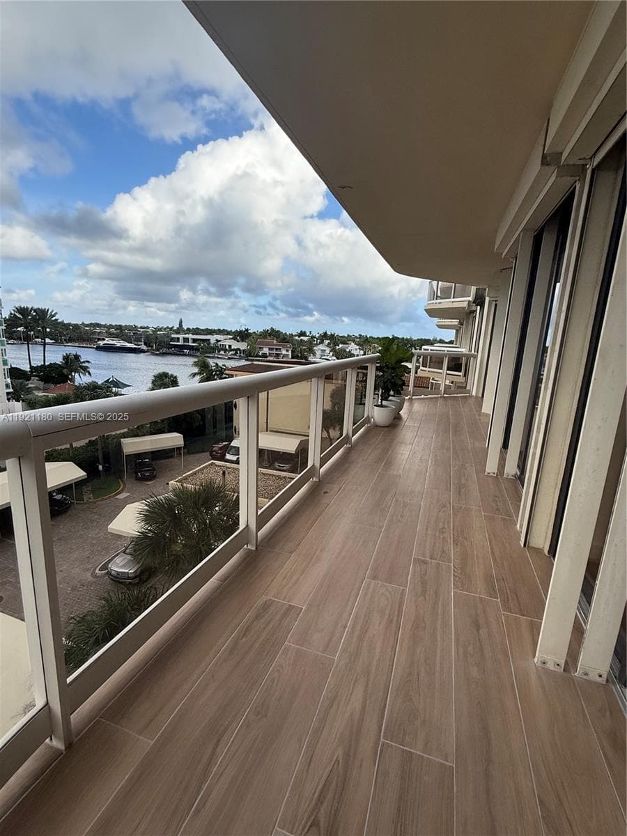 20191 E Country Club Dr 504 photo 23