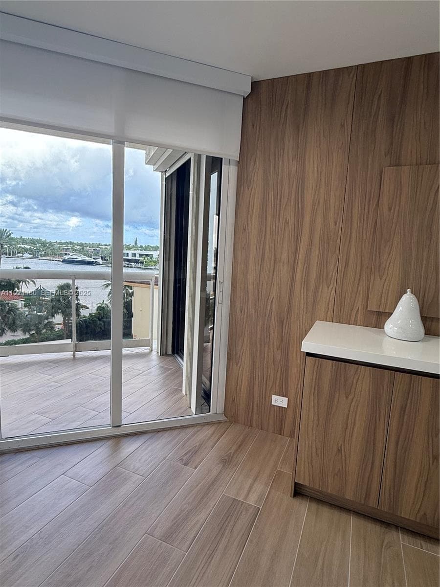 20191 E Country Club Dr 504 photo 6