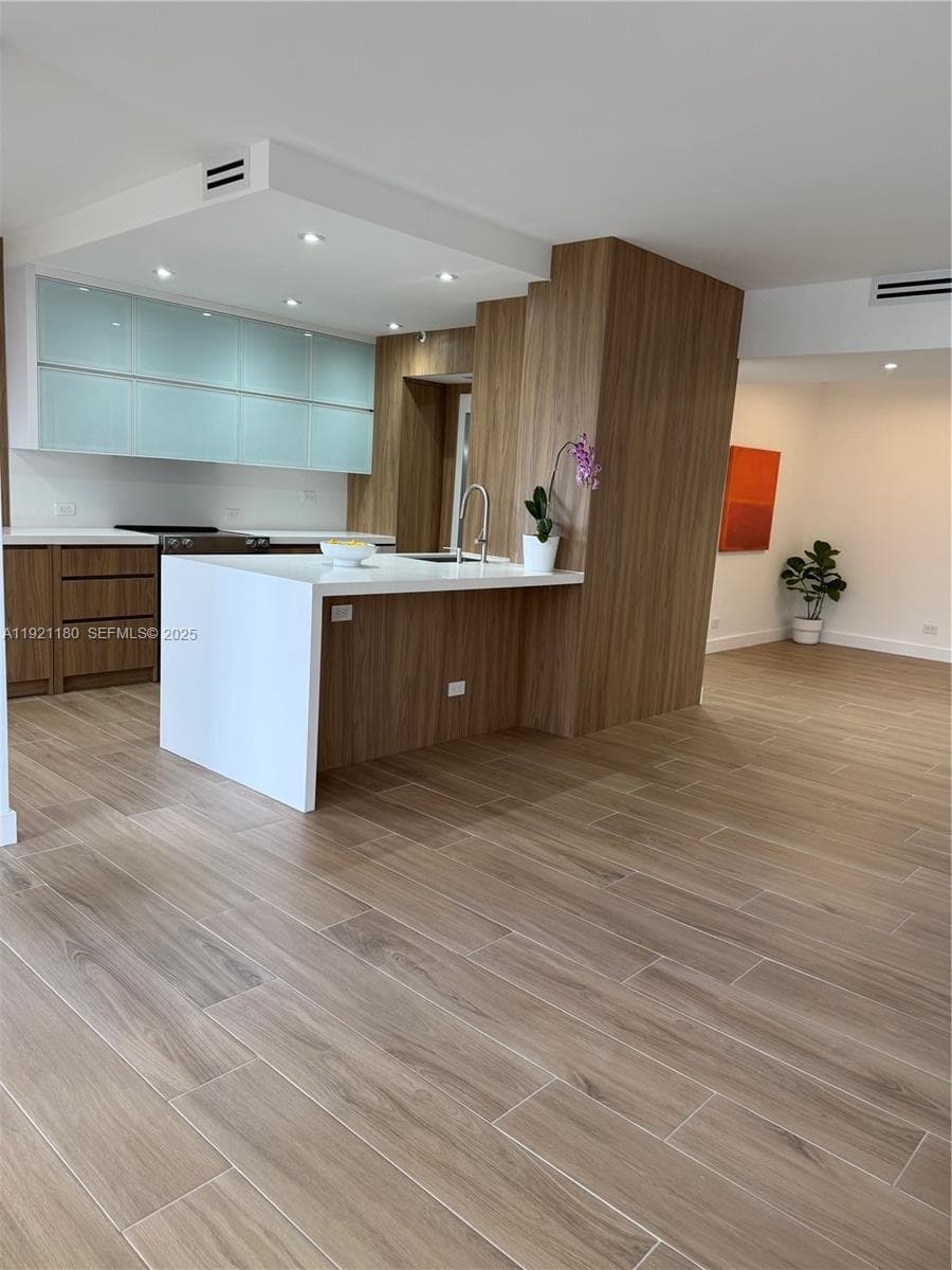 20191 E Country Club Dr 504 photo 17