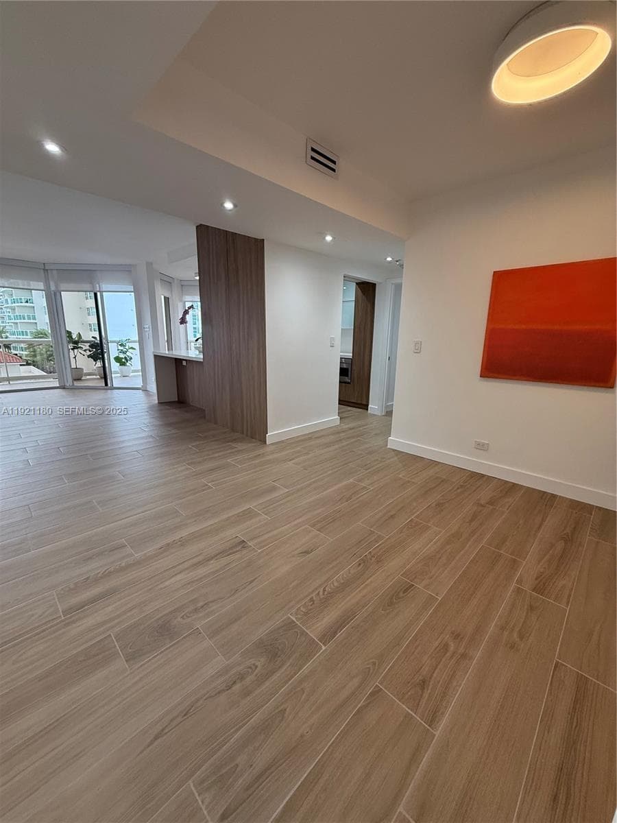 20191 E Country Club Dr 504 photo 16