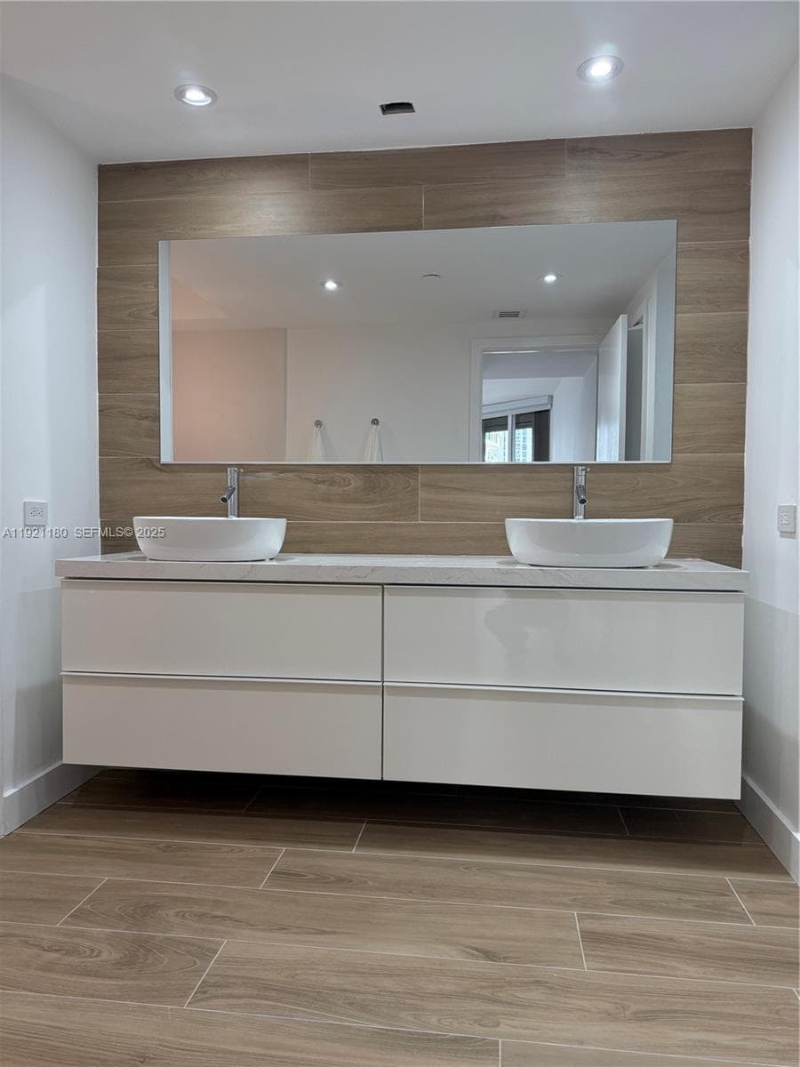 20191 E Country Club Dr 504 photo 12