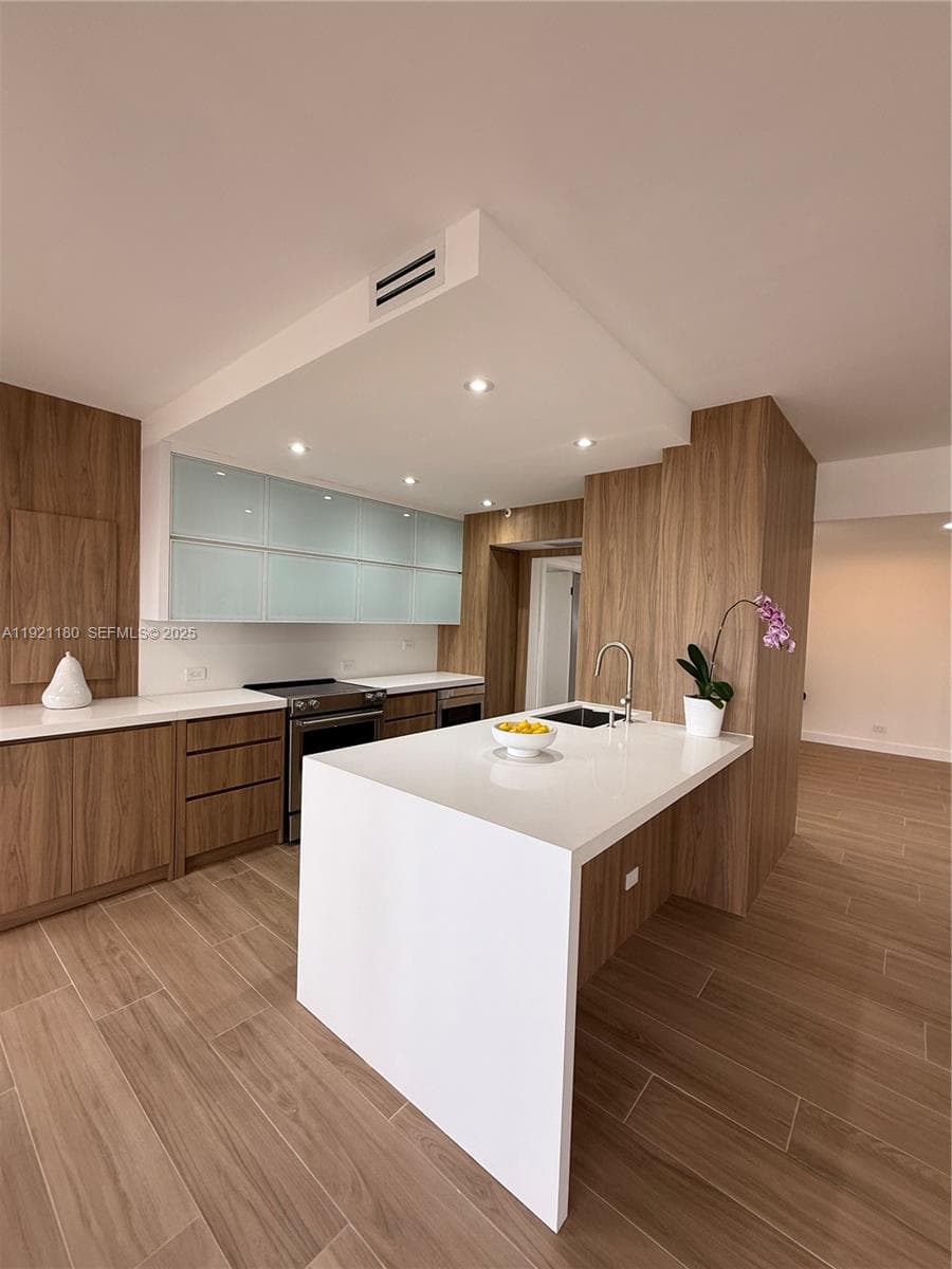 20191 E Country Club Dr 504 photo 1