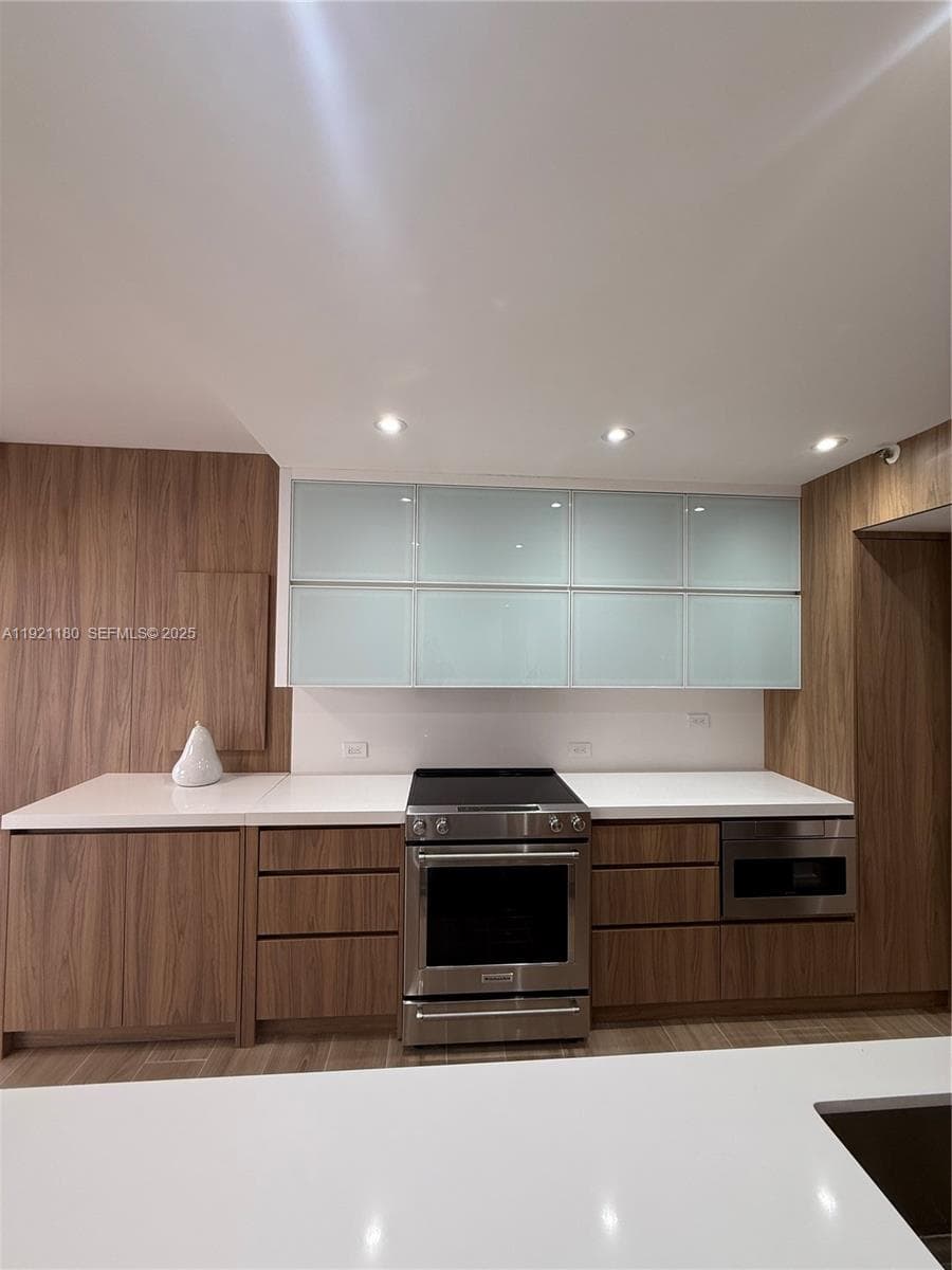 20191 E Country Club Dr 504 photo 5