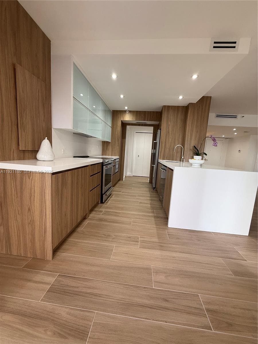 20191 E Country Club Dr 504 photo 20