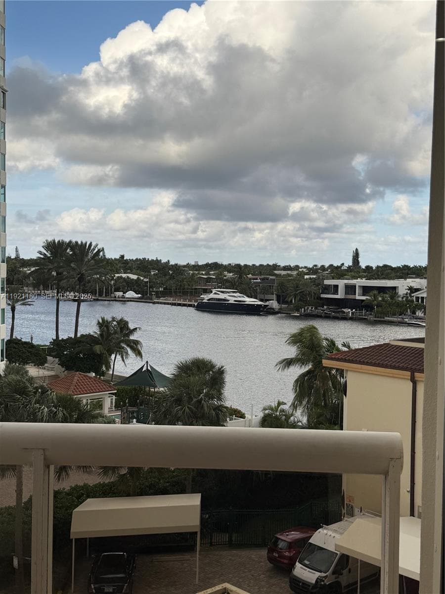 20191 E Country Club Dr 504 photo 9
