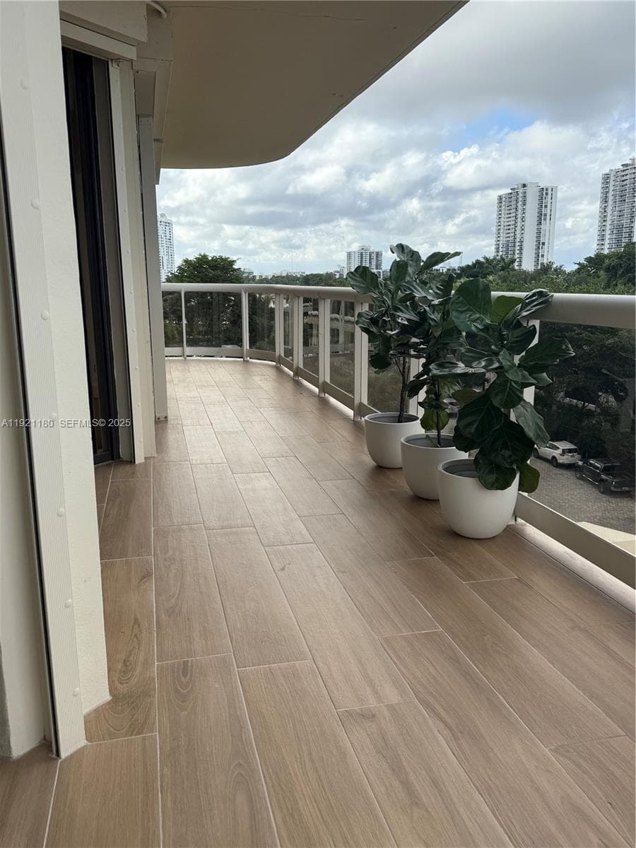 20191 E Country Club Dr 504 photo 24