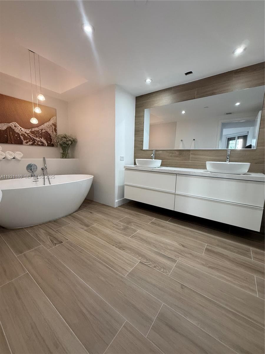 20191 E Country Club Dr 504 photo 10