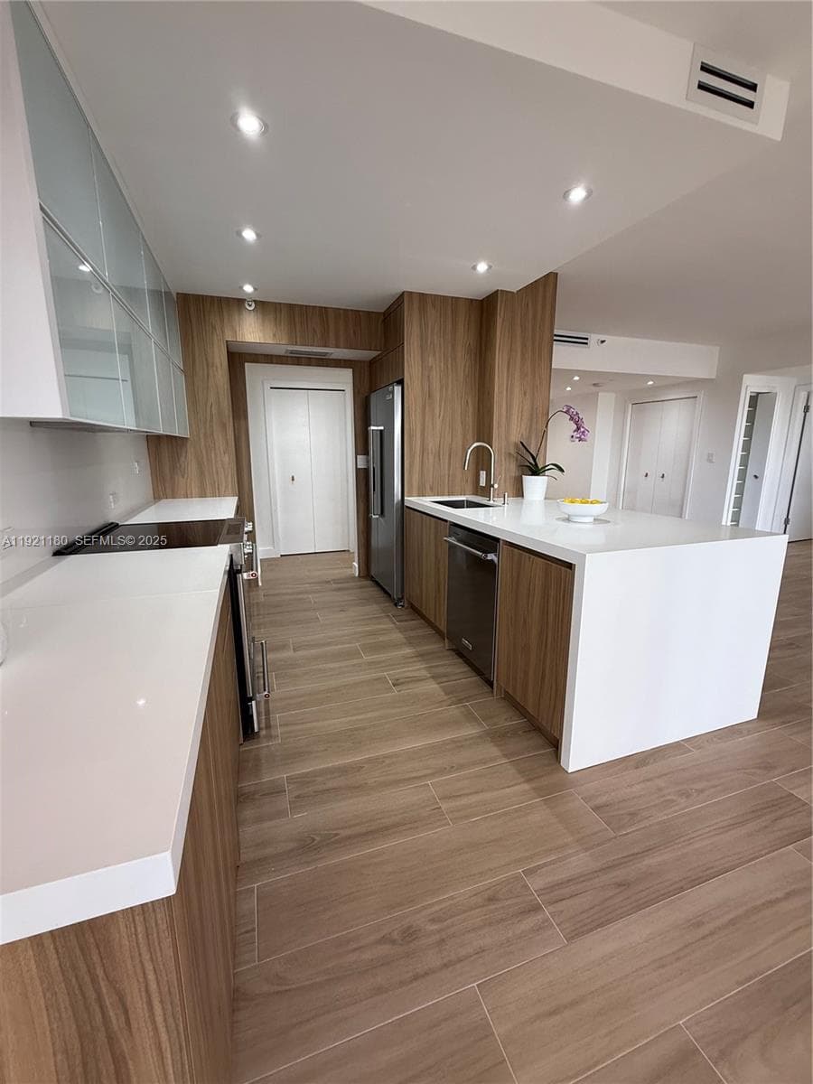 20191 E Country Club Dr 504 photo 18