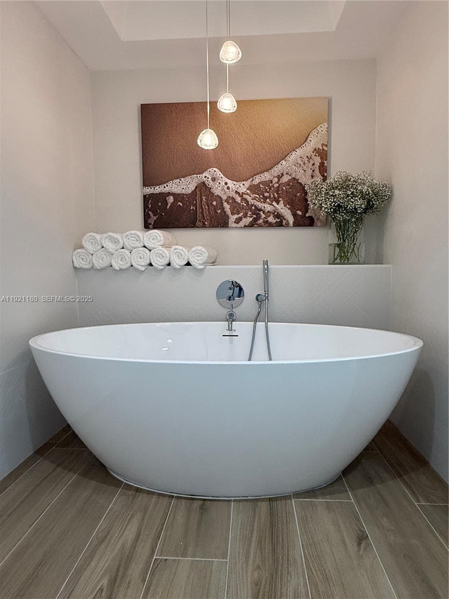 20191 E Country Club Dr 504 photo 11