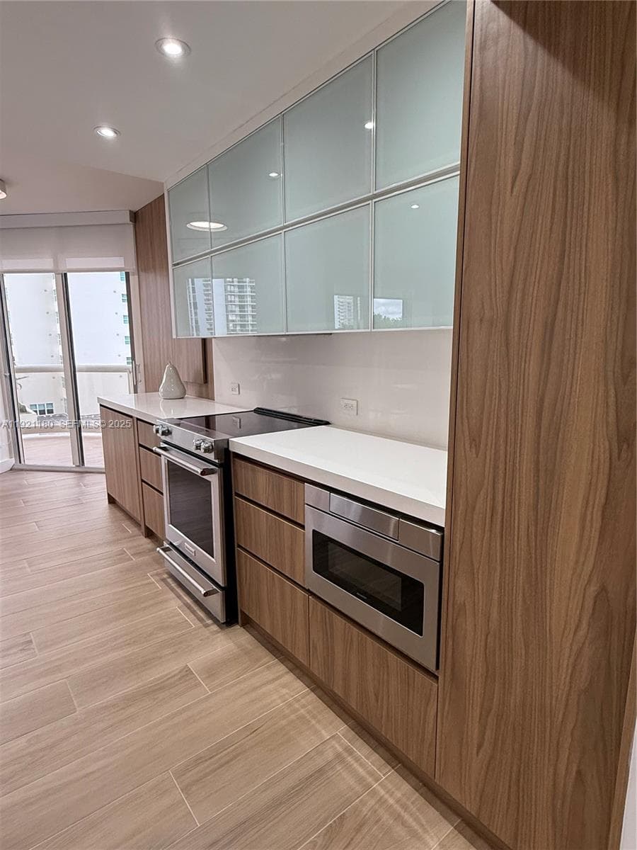 20191 E Country Club Dr 504 photo 4