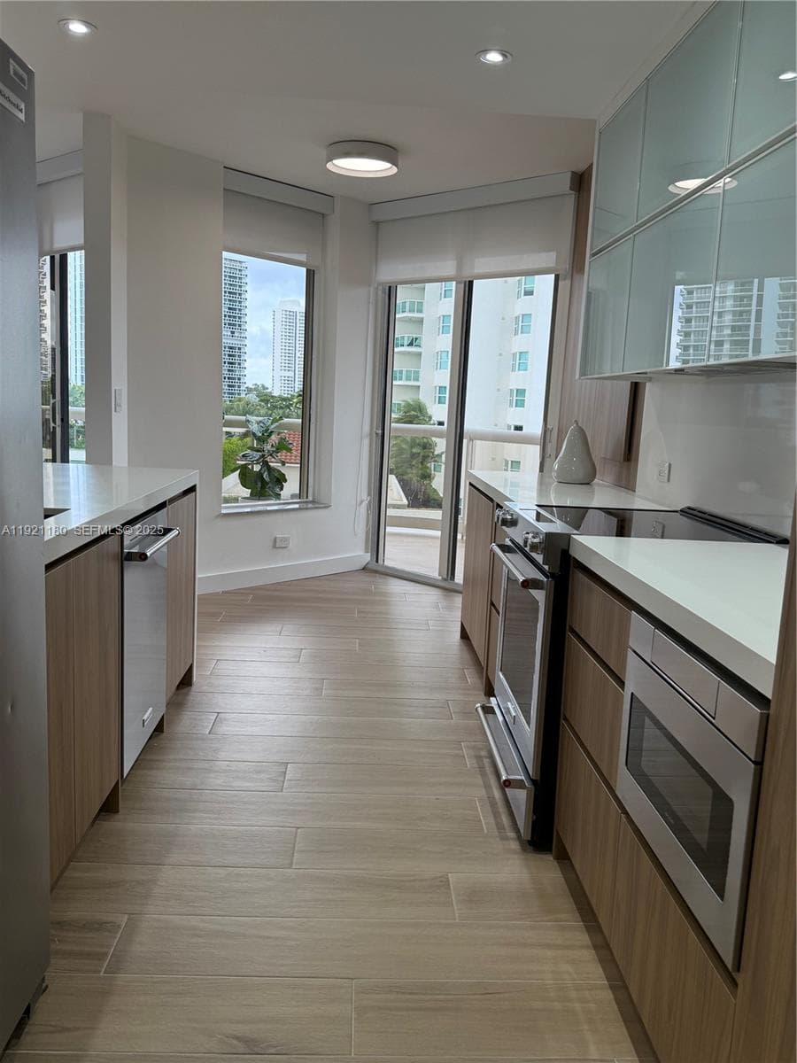 20191 E Country Club Dr 504 photo 8