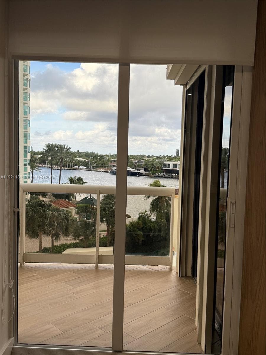 20191 E Country Club Dr 504 photo 25