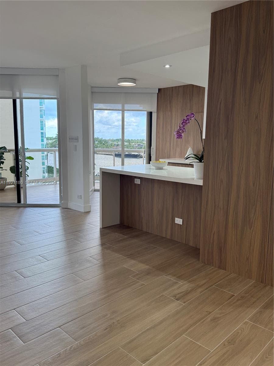20191 E Country Club Dr 504 photo 21