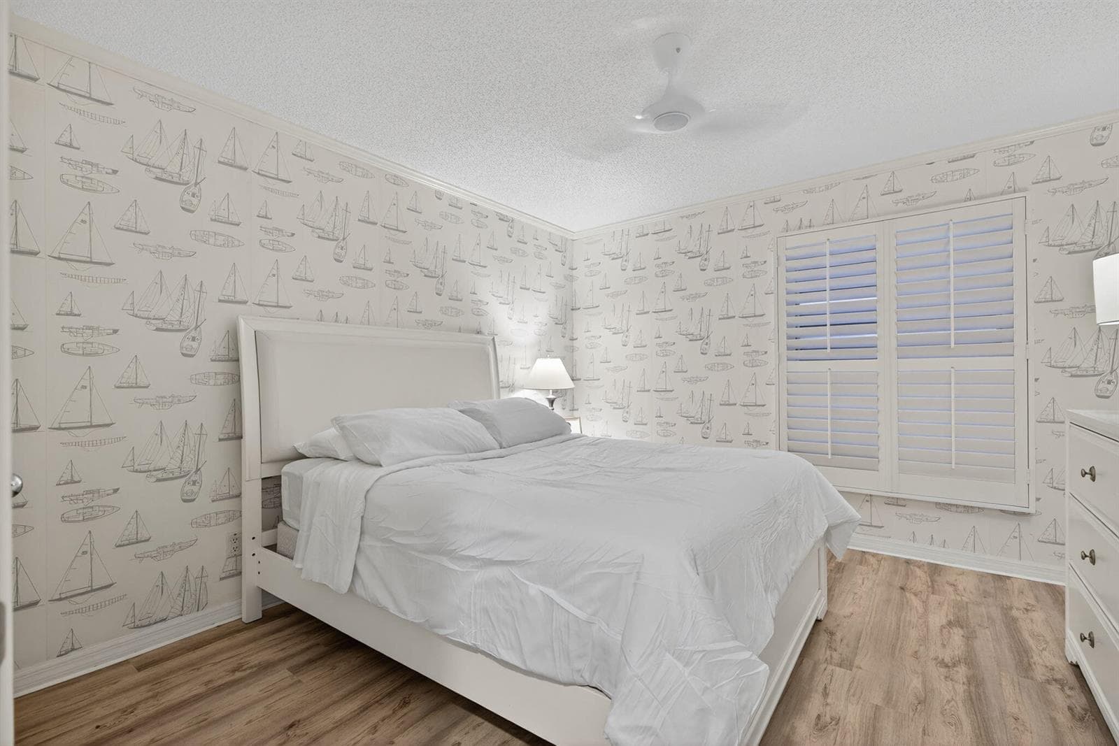 390 NE Edgewater Drive 403 photo 18