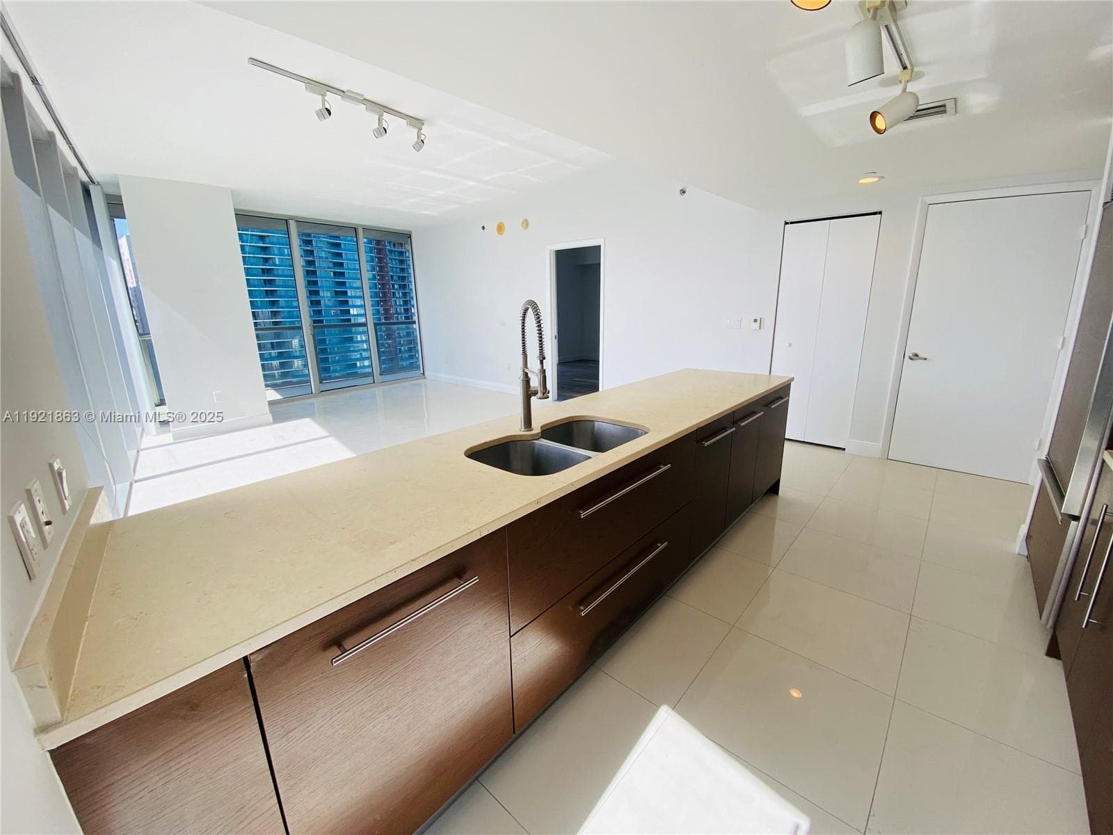 475 Brickell Ave 3715 photo 4