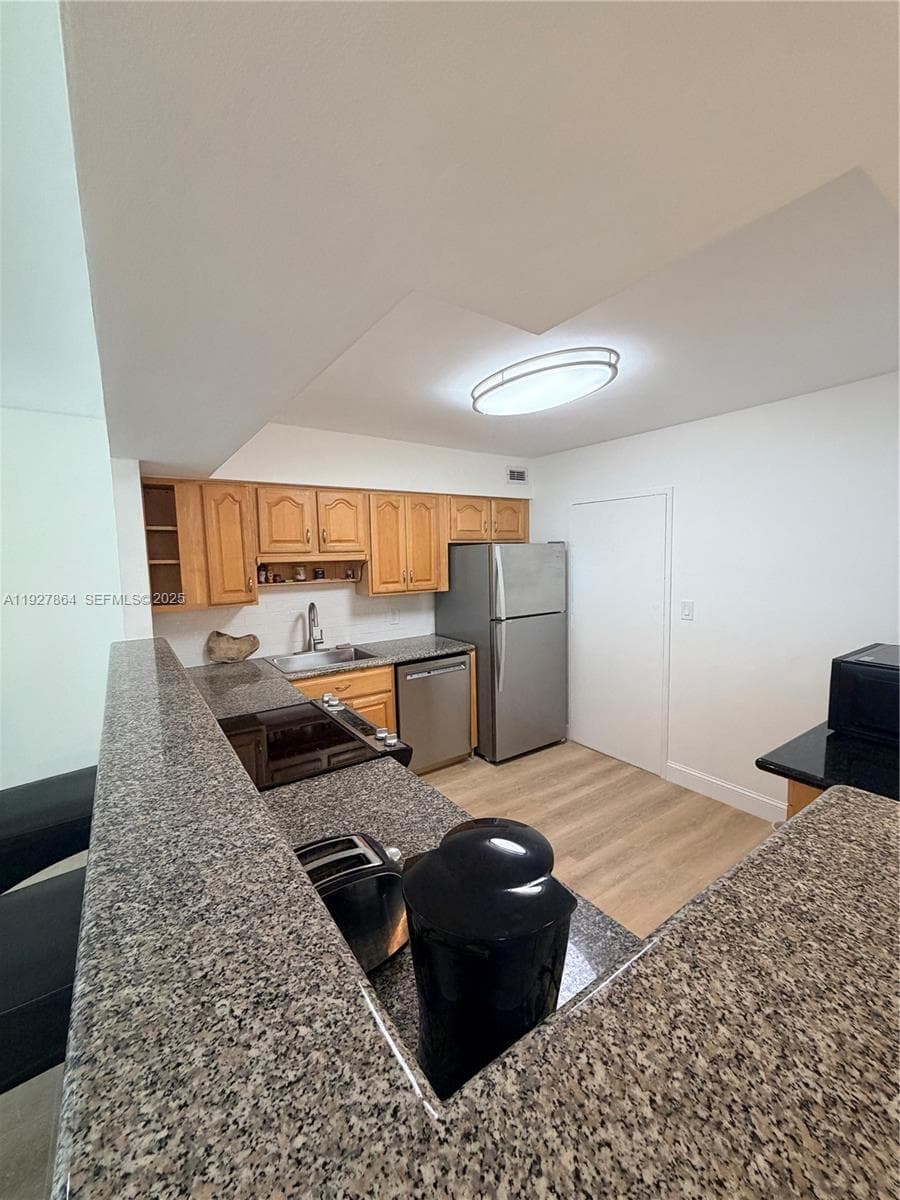 5151 Collins Ave 730 + DEN photo 6