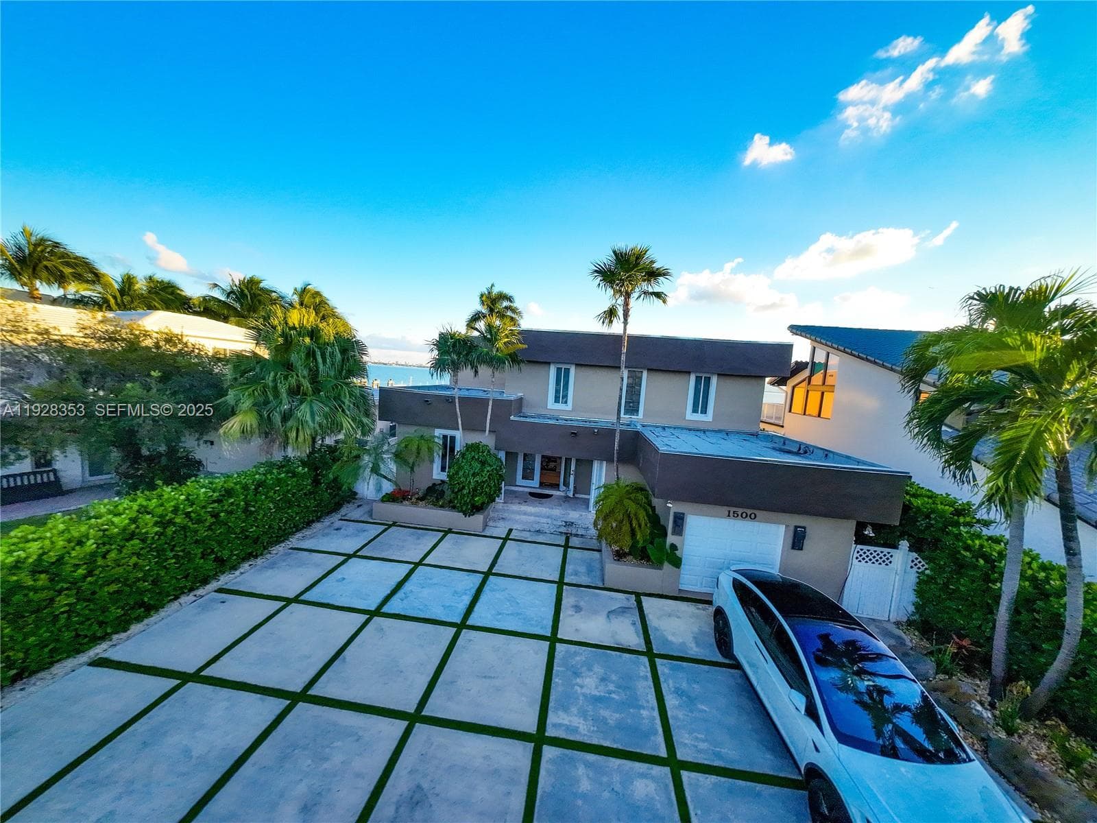 1500 S Treasure Dr photo 2