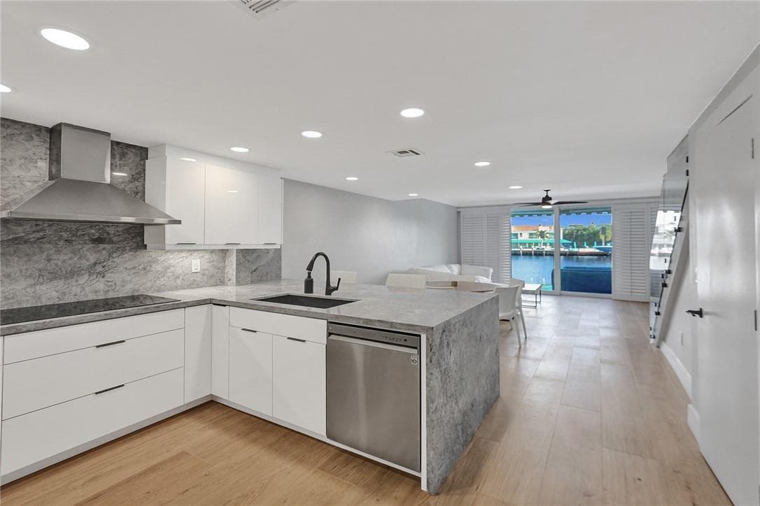 876 Jeffery Street photo 2