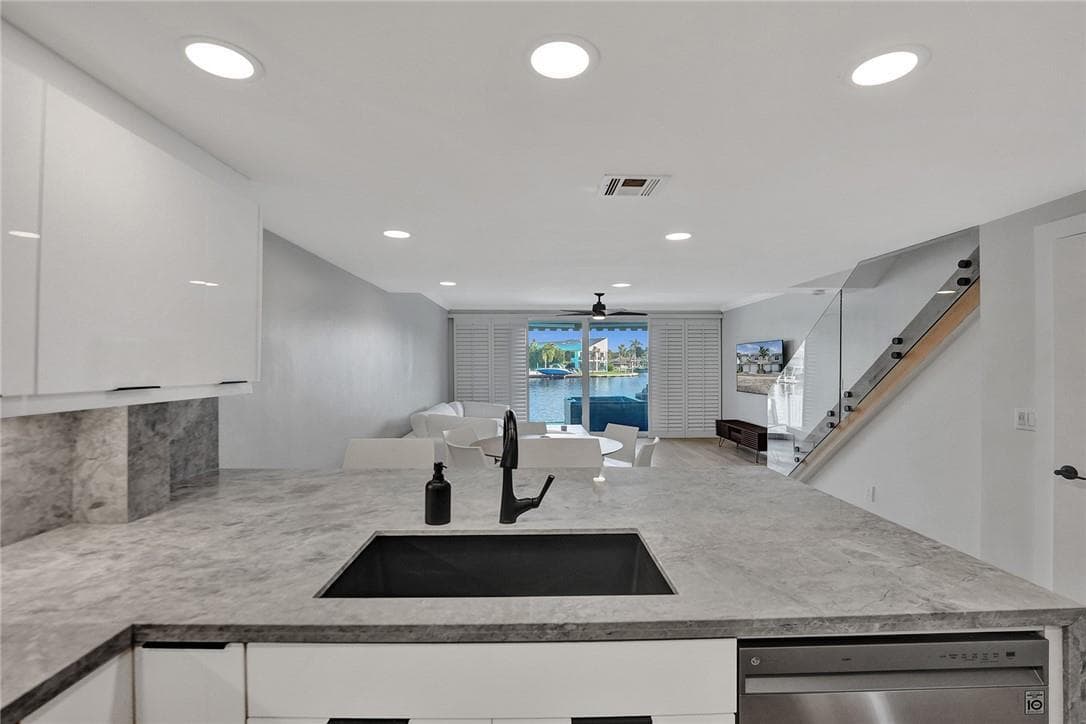 876 Jeffery Street photo 9