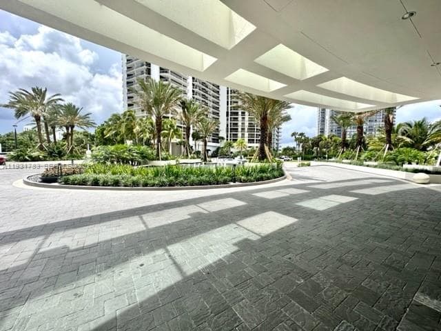 20201 E Country Club Dr 903 photo 4