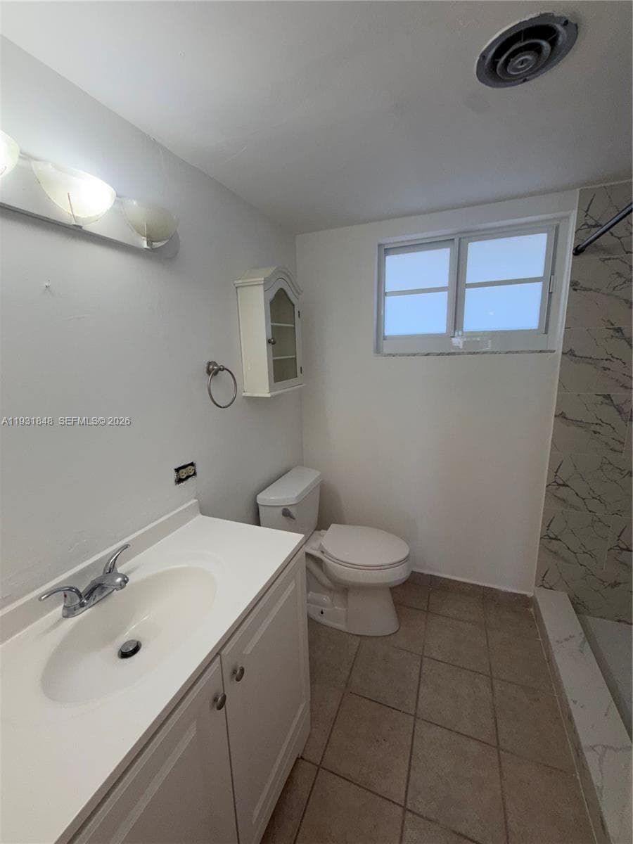 1530 NE 191st St 205 photo 8