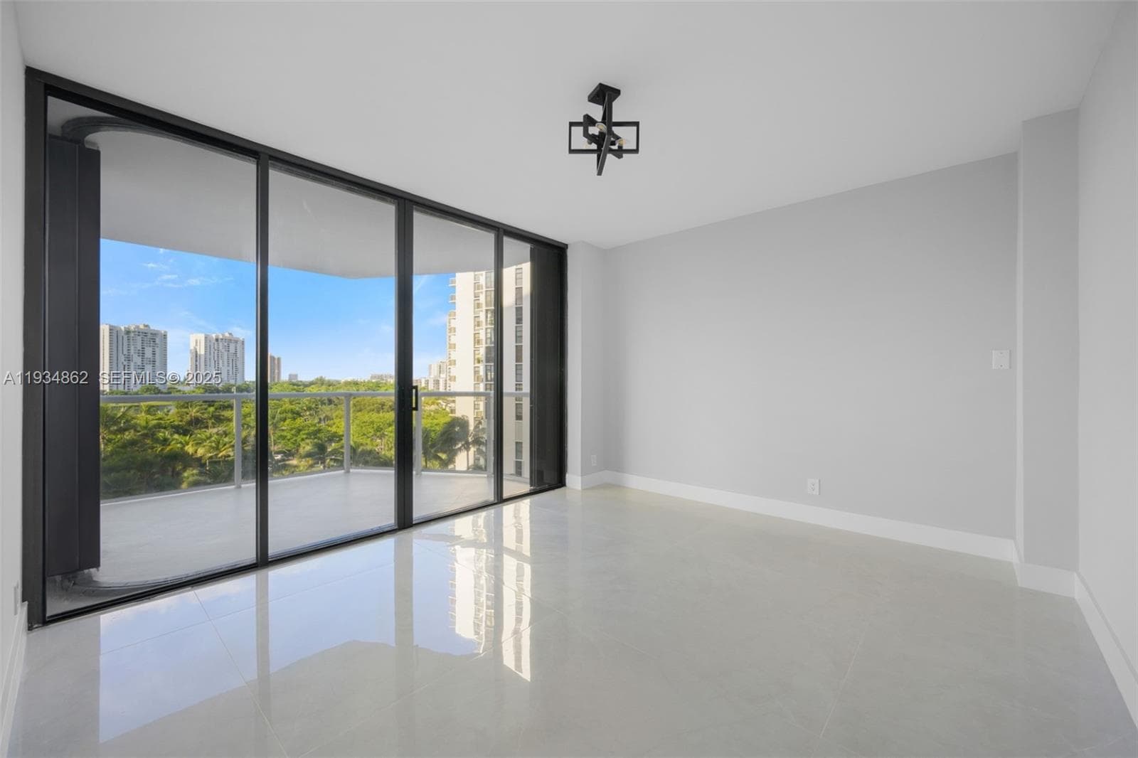 20281 E Country Club Dr 501 photo 18