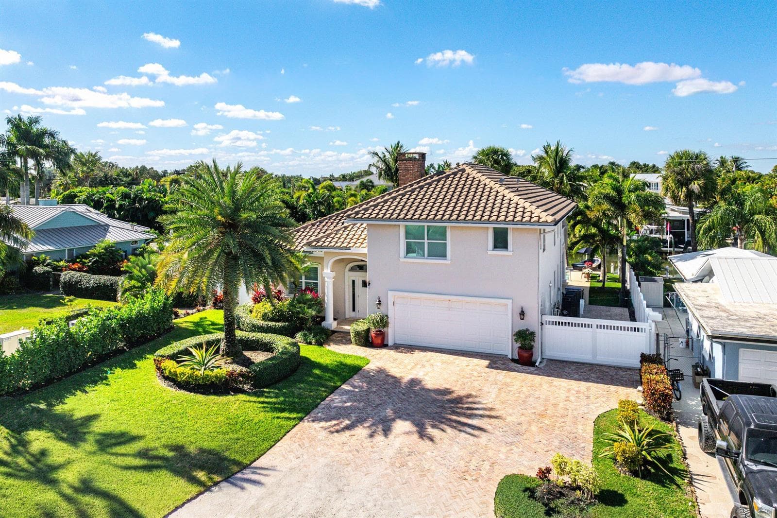 906 Dolphin Drive photo 3