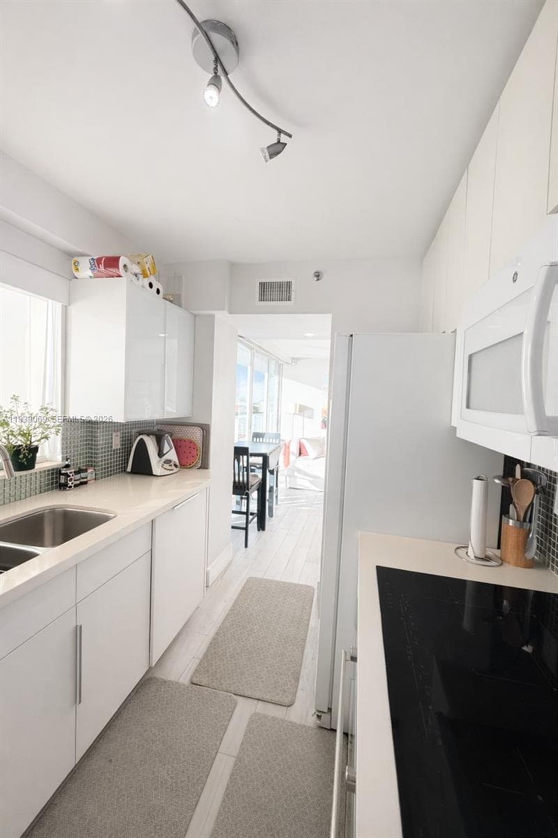 5900 Collins Ave 1405 photo 13