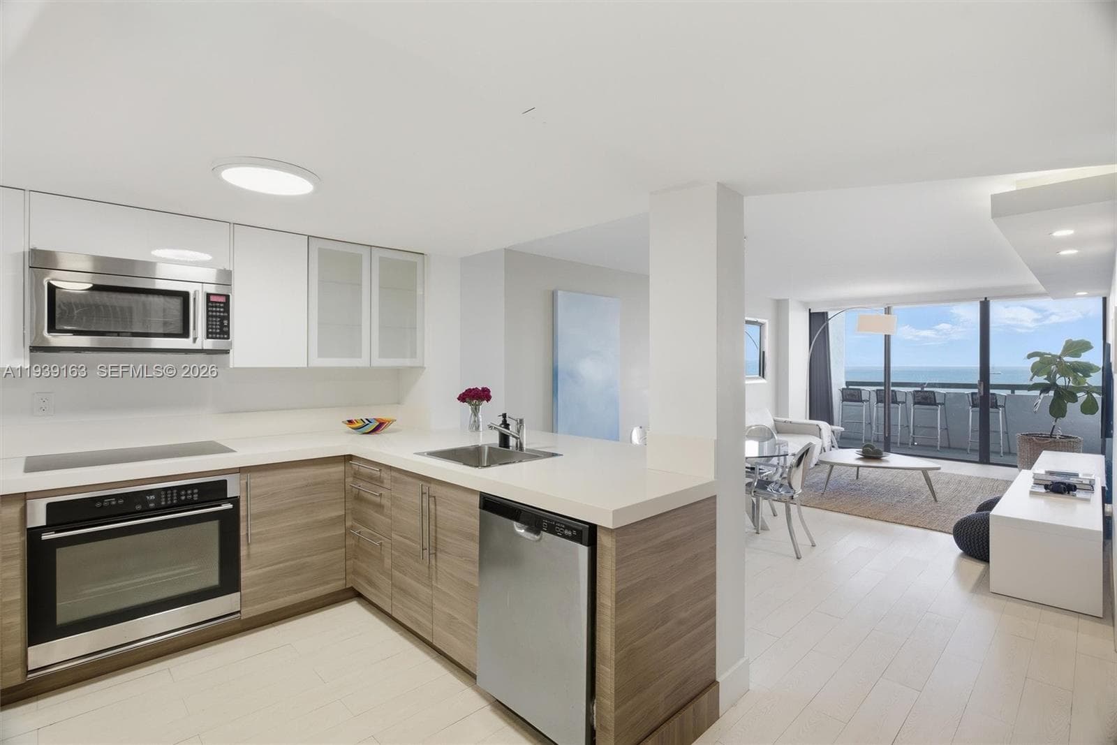2555 Collins Ave 2105 photo 2