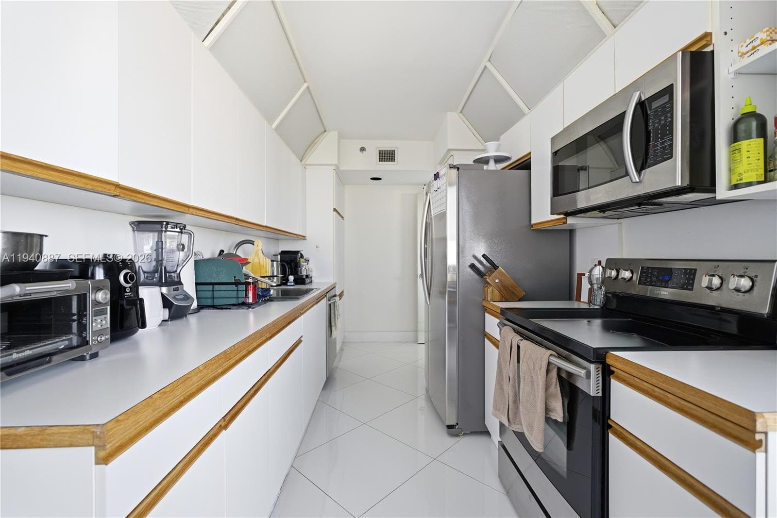 1000 W Island Blvd 2806 photo 9
