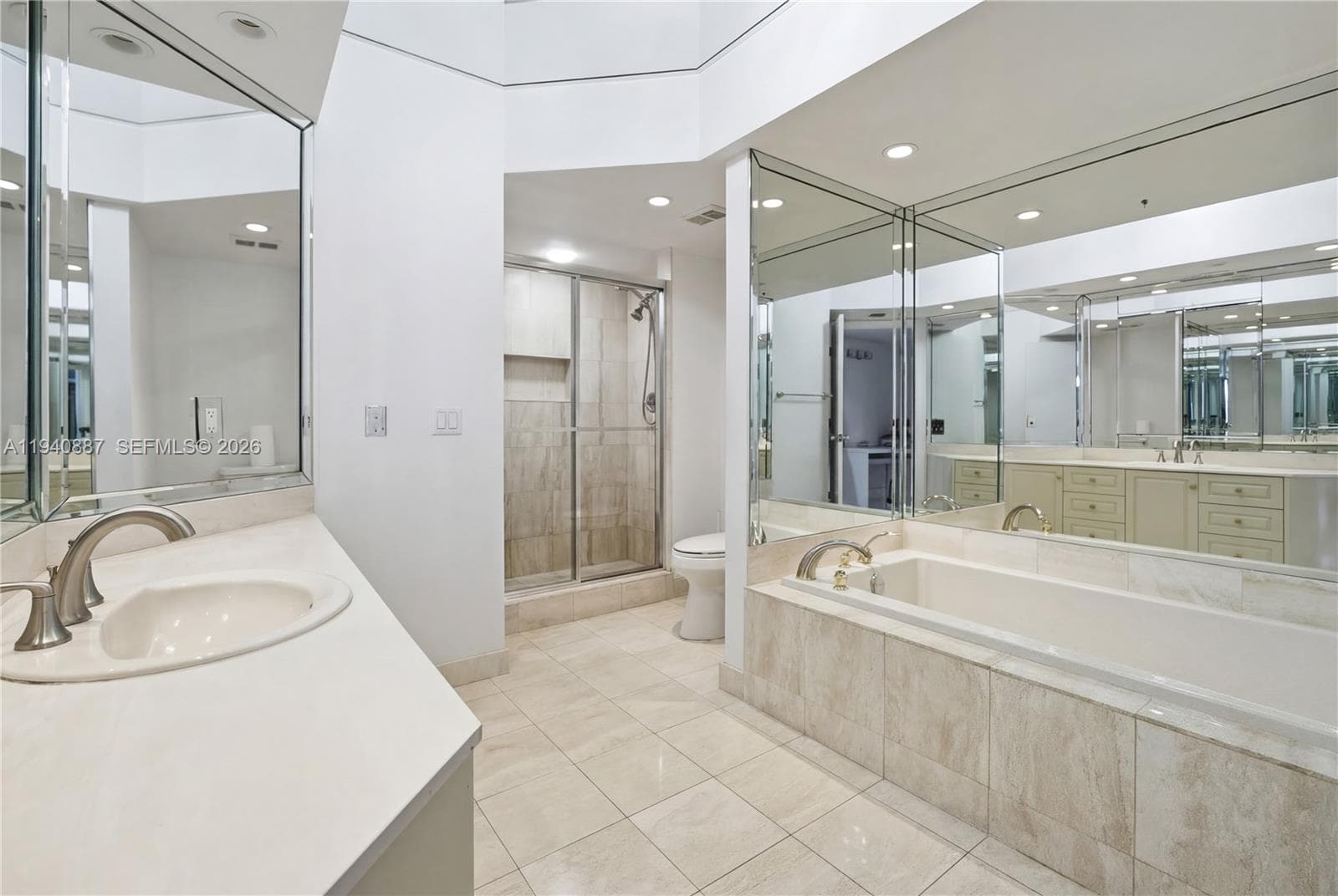 1000 W Island Blvd 2806 photo 19