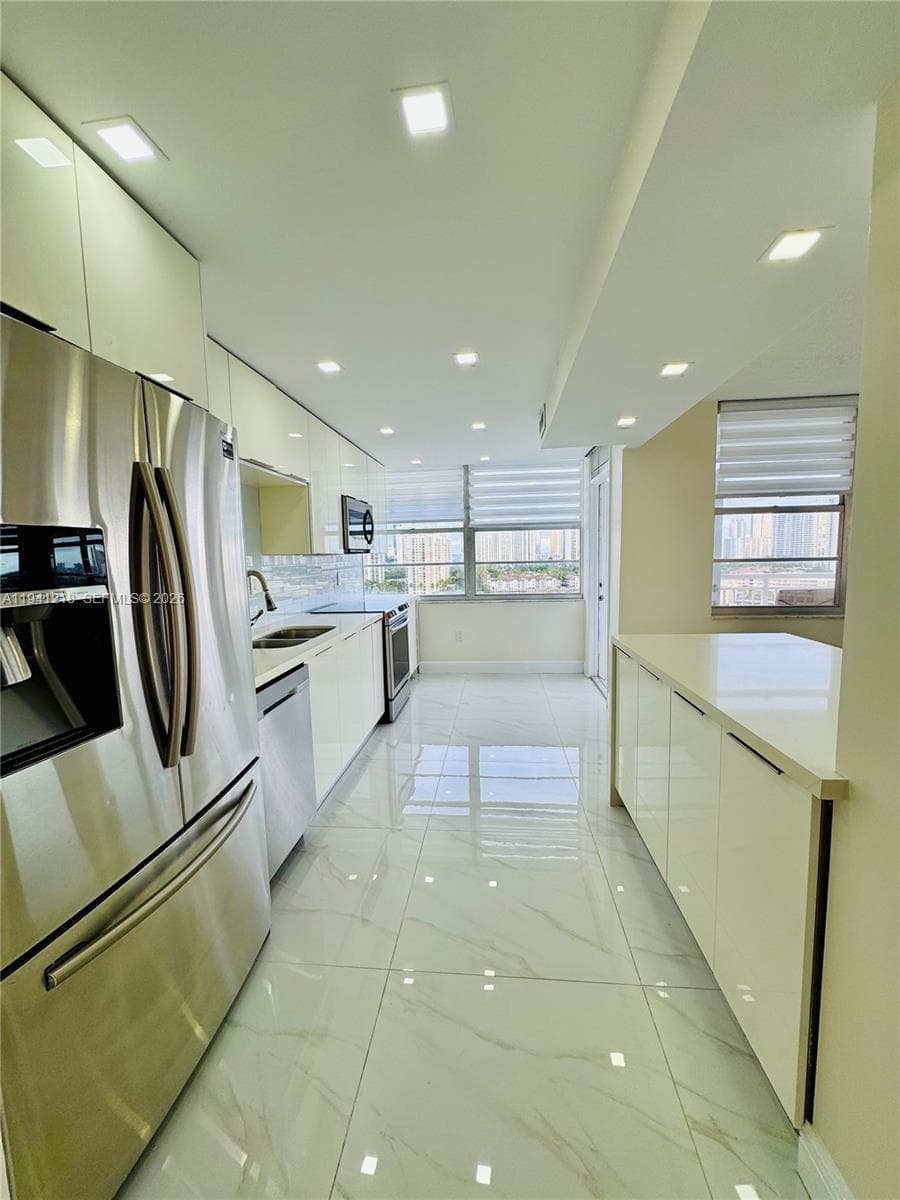 18041 Biscayne Blvd *BOAT SLIP & UNIT* 1605 photo 2