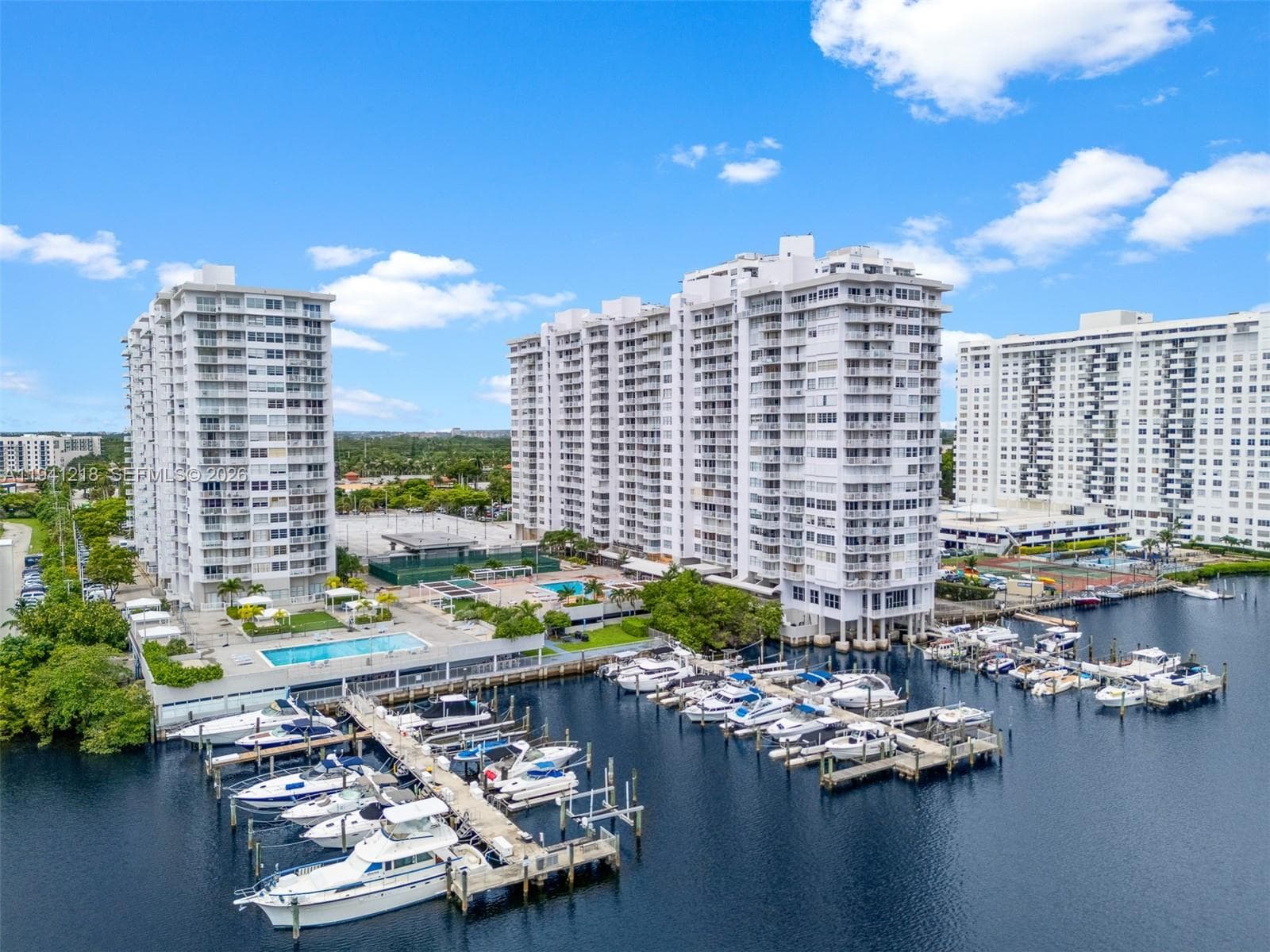 18041 Biscayne Blvd *BOAT SLIP & UNIT* 1605 photo 1