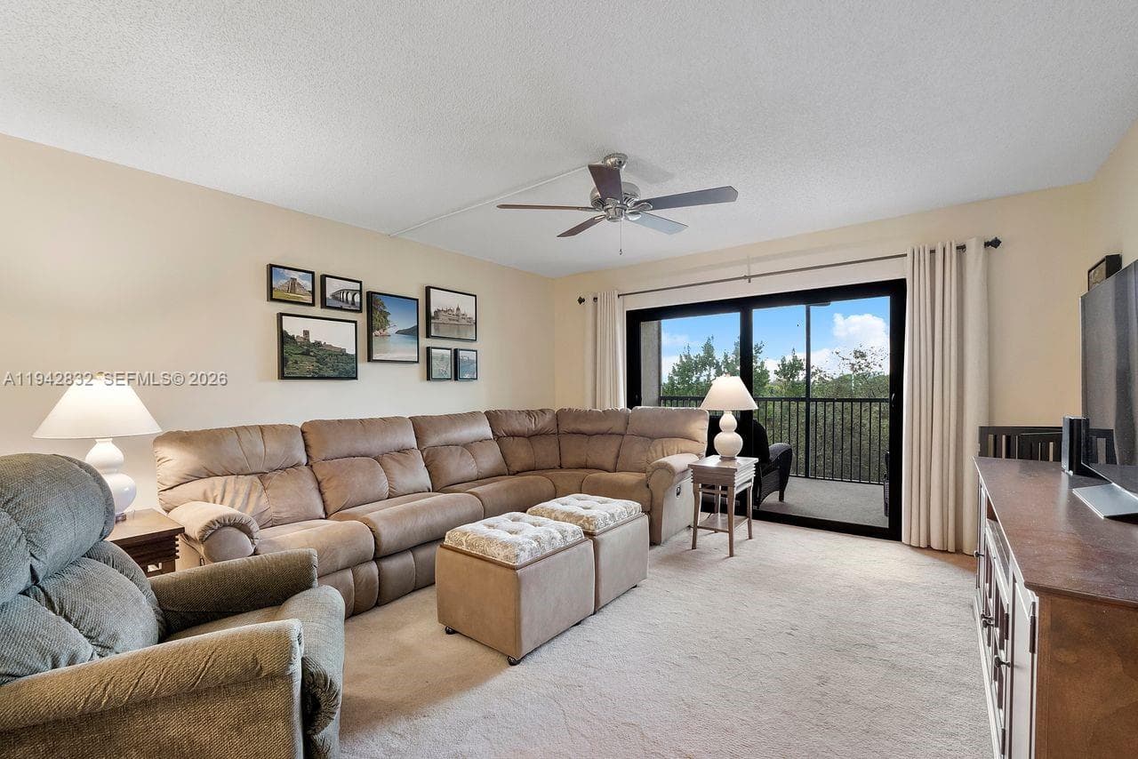 2200 S Cypress Bend Dr 406 photo 5