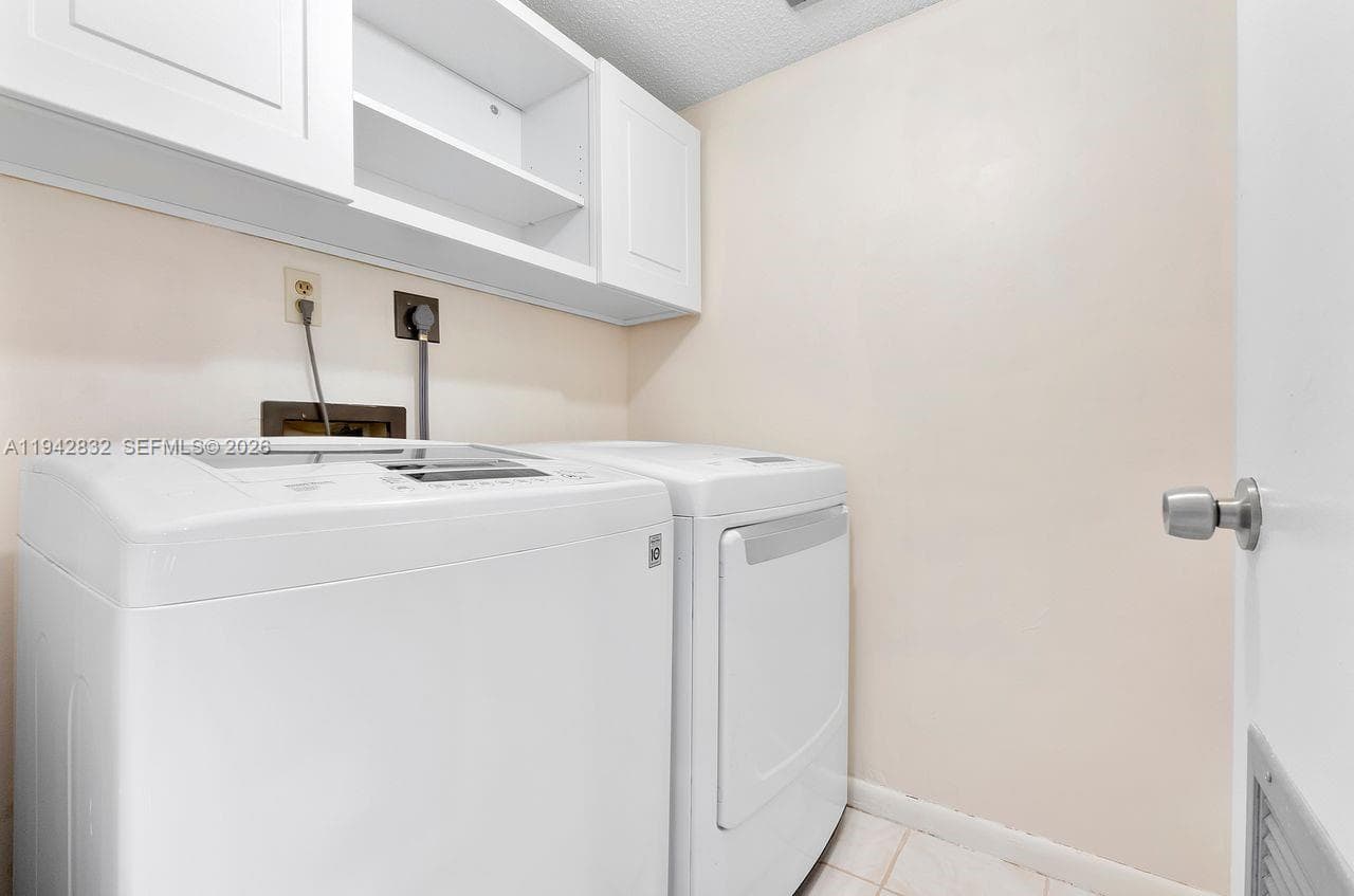 2200 S Cypress Bend Dr 406 photo 24