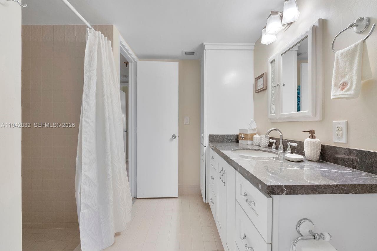 2200 S Cypress Bend Dr 406 photo 18