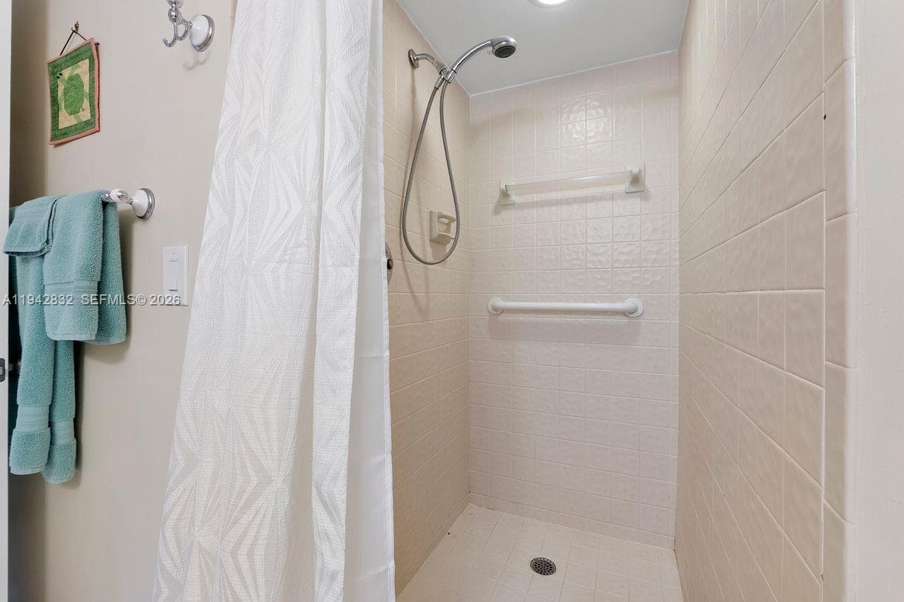 2200 S Cypress Bend Dr 406 photo 19