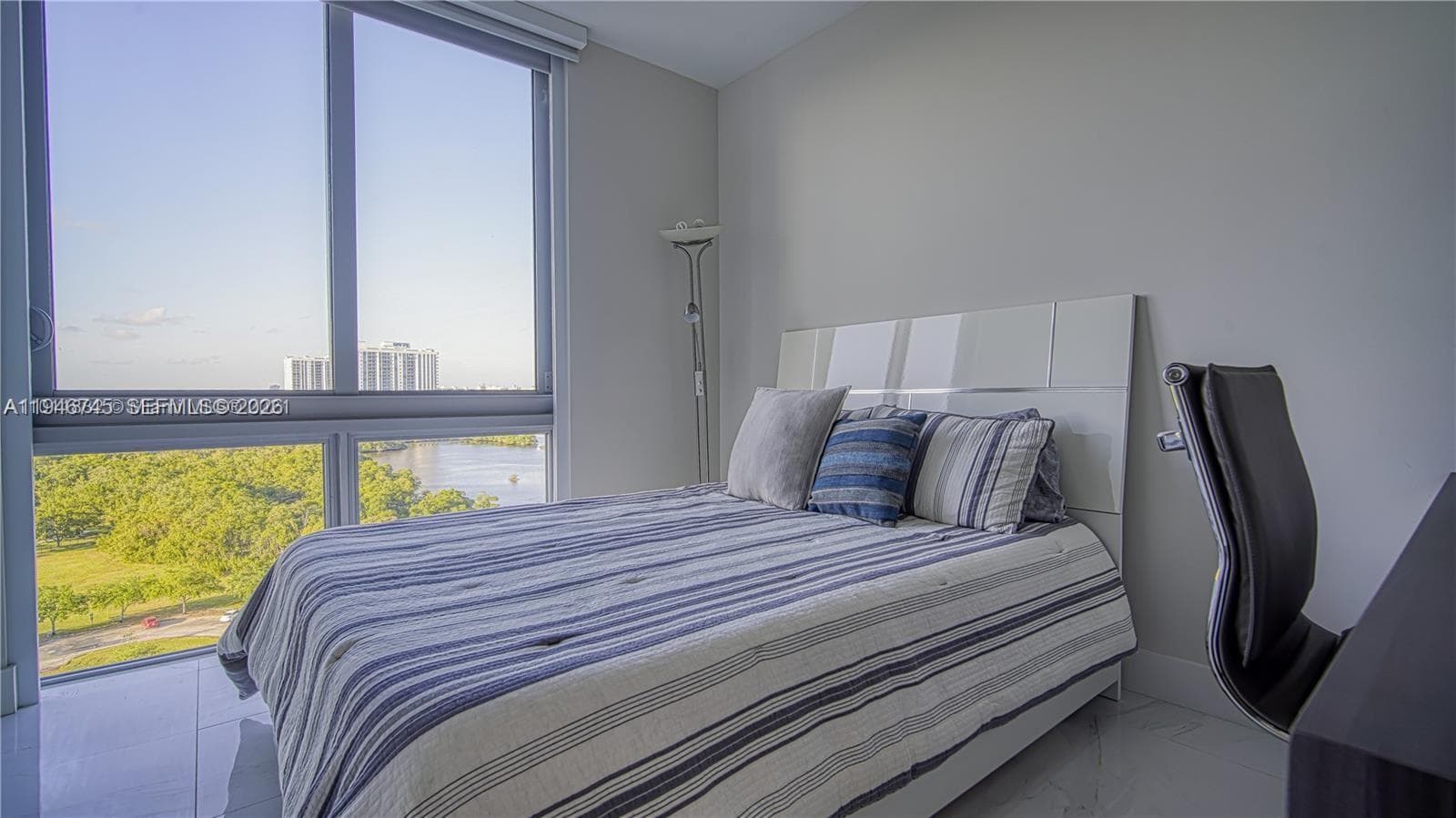 16385 Biscayne Blvd 1415 photo 21