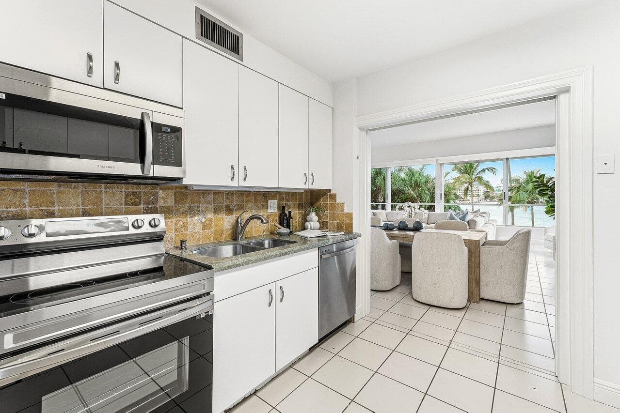 44 Cocoanut Row 120b photo 15