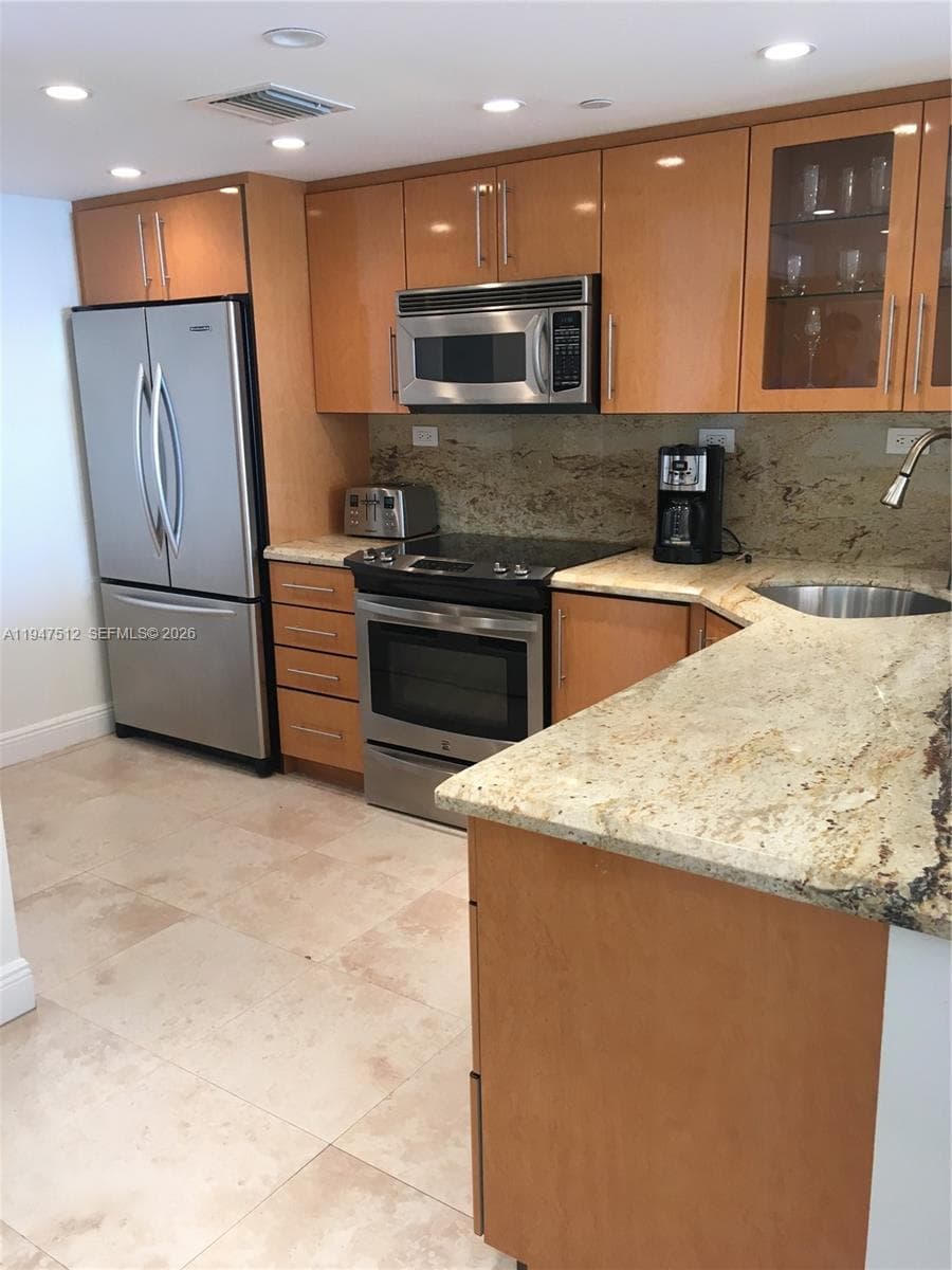 2625 Collins Ave 1407 photo 4