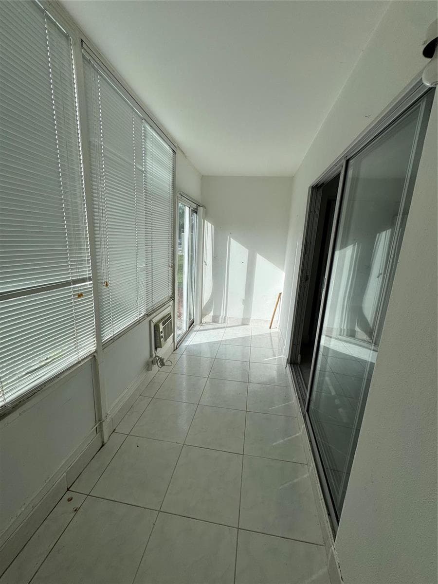 295 Newport T 295 photo 16