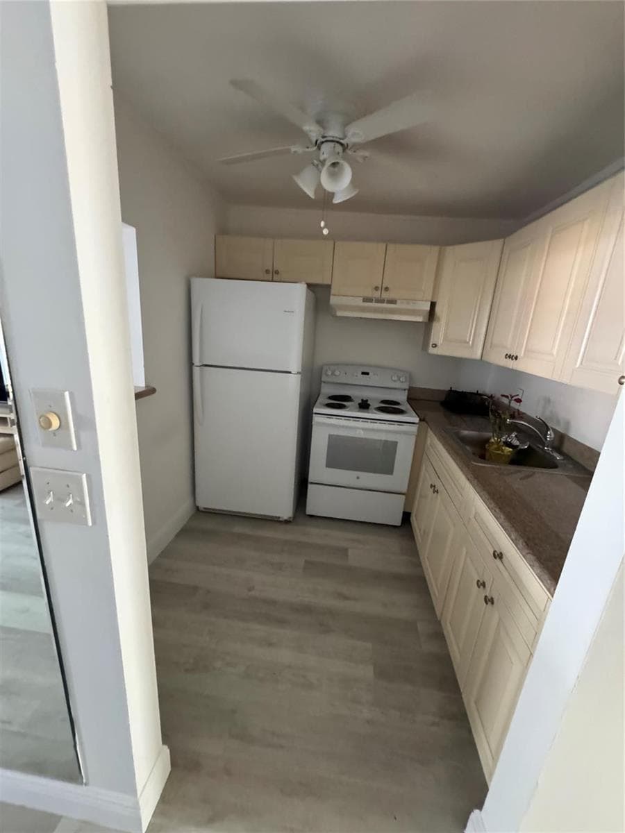 295 Newport T 295 photo 8